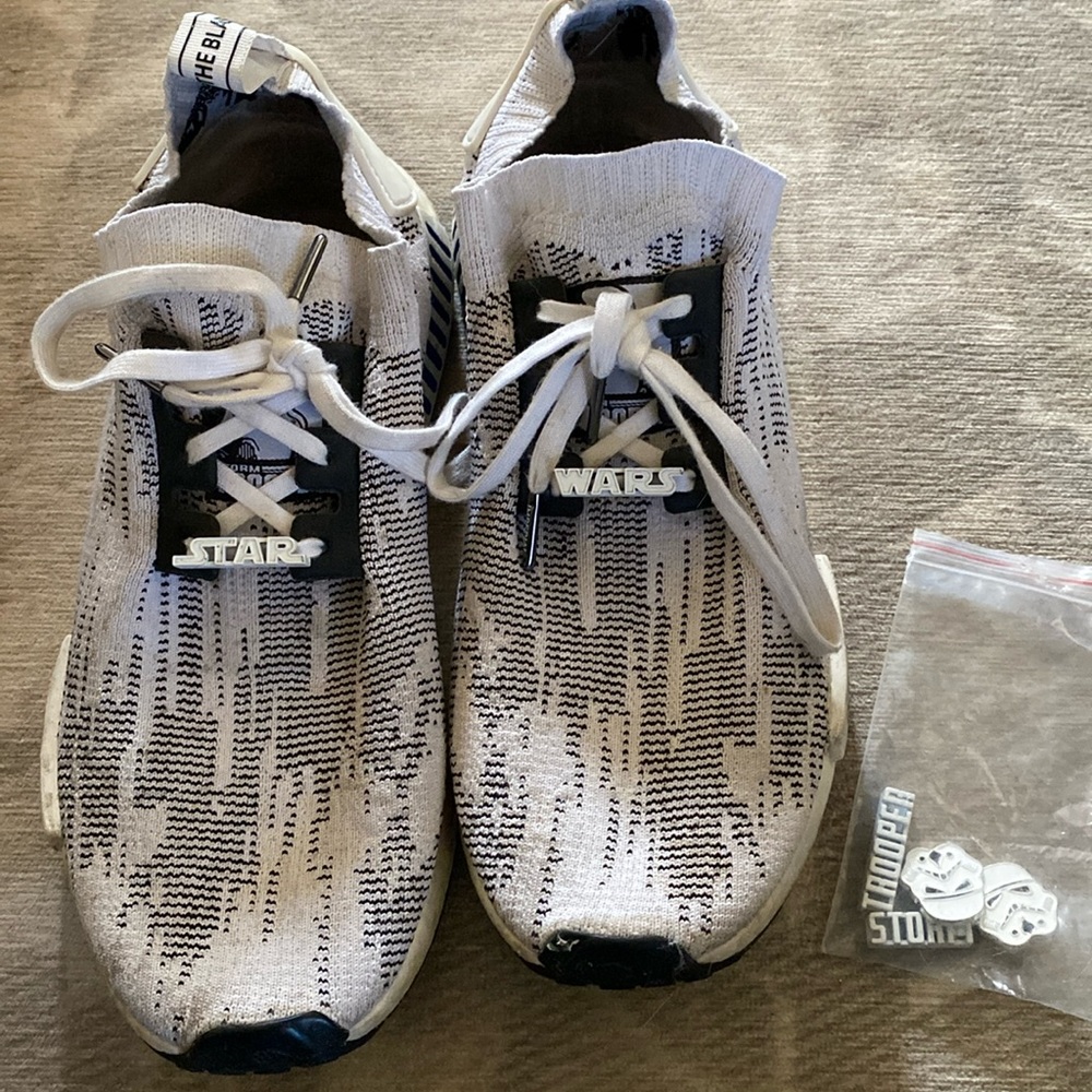 ADIDAS. Men’s tennis shoe.